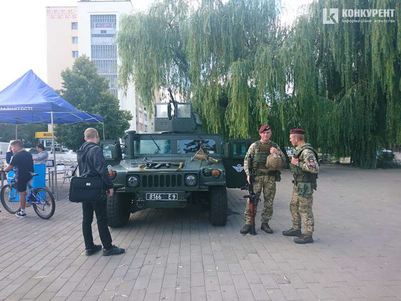 Автомобіль і автомати: в центрі Луцька військові показують озброєння (фото)