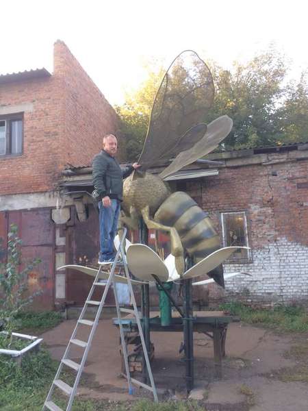 «Буде довго стояти», – творець гігантського пам'ятника бджолі на Волині (фото)