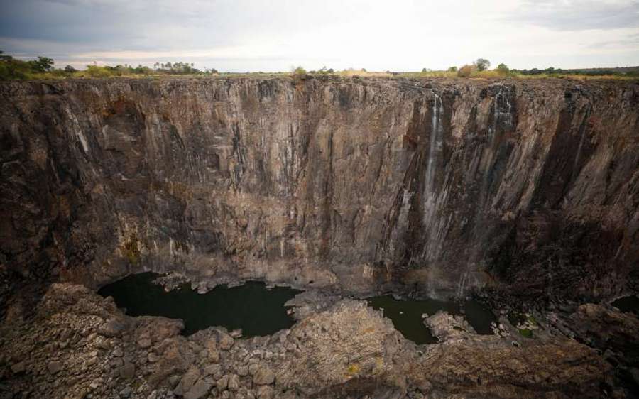 Відомий водоспад Вікторія рекордно обмілів (фото)