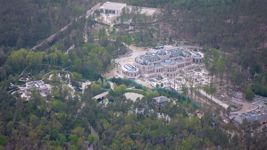 «Палац» за $30 млн: Ахметов добудовує гігантський маєток під Києвом (фото)