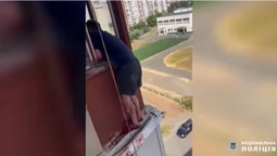 У Києві чоловік вистрибнув з 10-го поверху і заплутався в дротах (відео)