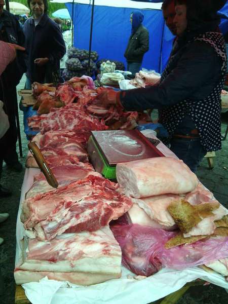 У Луцьку «підпільно» продавали свиняче м'ясо (фото)