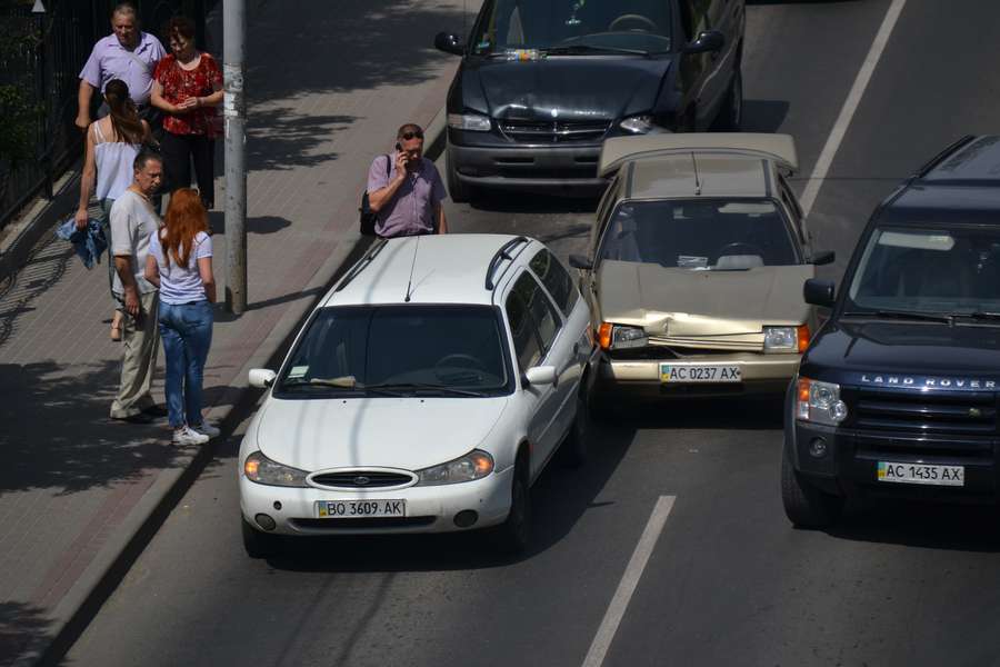 У центрі Луцька зіткнулися три автівки (фото) 