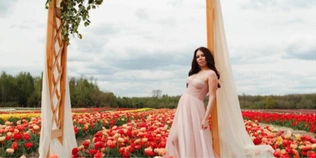 Для фотосесій серед тюльпанів у «Волинські Голландії» можна орендувати чарівні сукні: де і скільки коштують (фото)