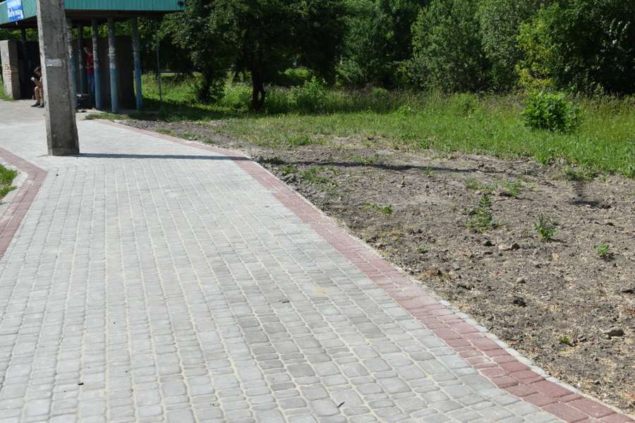 Тактильна плитка і нові технології: у Луцьку ремонтують тротуари (фото) 