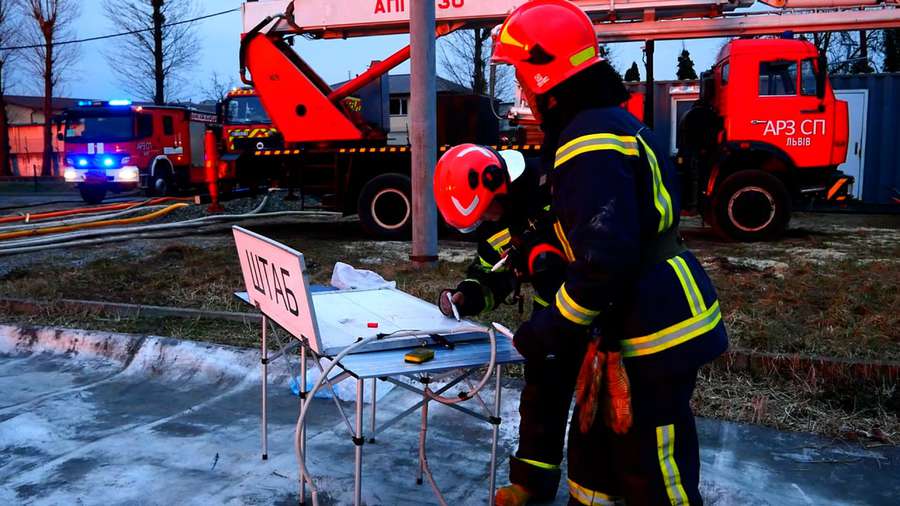 Пожежу на нафтобазі у Львові загасили тільки сьогодні зранку (фото)