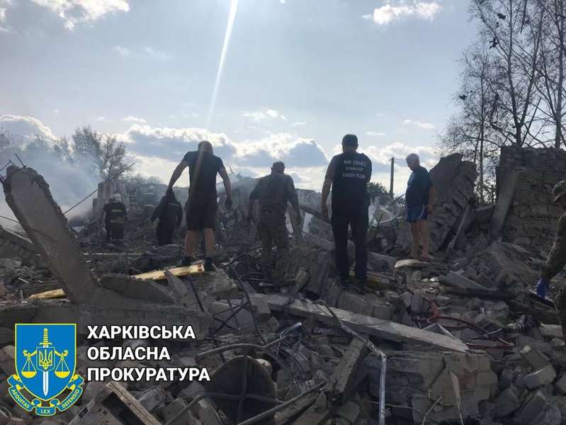 Росіяни вдарили по кафе і магазину на Харківщині: відомо про 49 загиблих (фото)