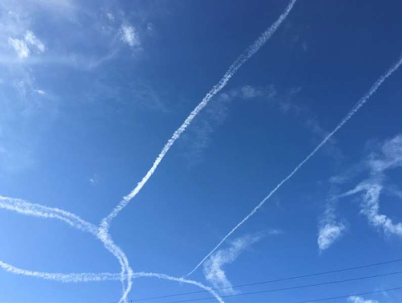 Американський пілот намалював у небі пеніс (фото)