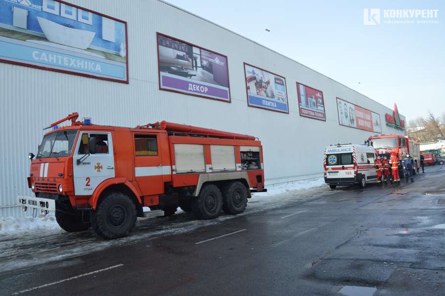 Швидка, пожежники і поліція: що трапилося біля «Нової лінії» у Луцьку (фото)