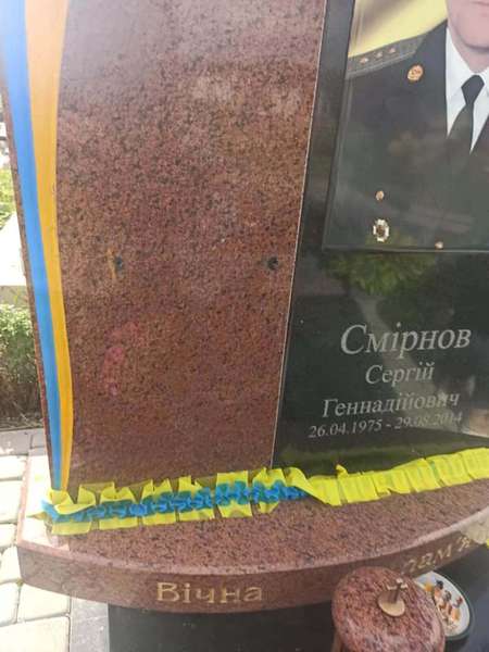 На Волині вандали пошкодили могилу Героя: вкрали тризуб (фото)