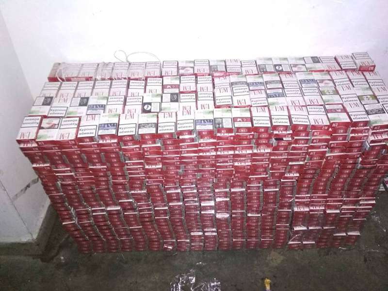 Волинянин «утеплив» мікроавтобус 4 тисячами пачок сигарет (фото)