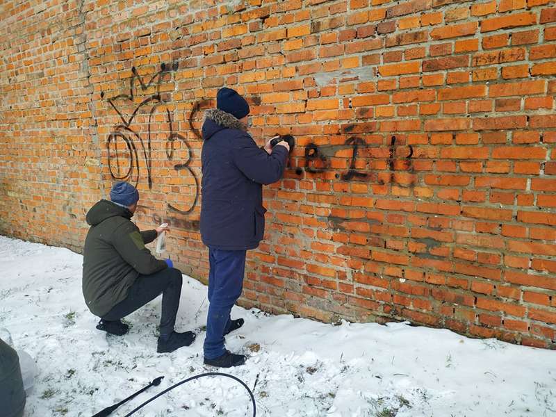 Із мурів замку Любарта позмивали вандальні написи (фото)