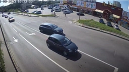 У Луцьку на перехресті Toyota обганяв авто: порушення ПДР «попало» на камеру (відео)