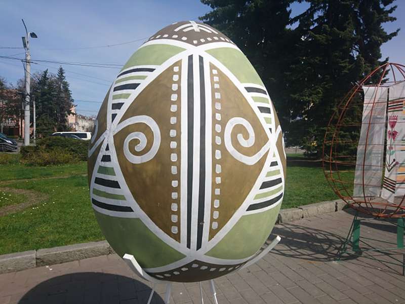 У центрі Луцька з'явилися яйця (фото)
