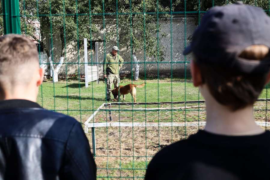 Луцьких школярів познайомили з поліцейськими псами (фото)