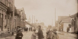 Малі лучани на вулиці Данила Галицького майже 100 років тому (фото)