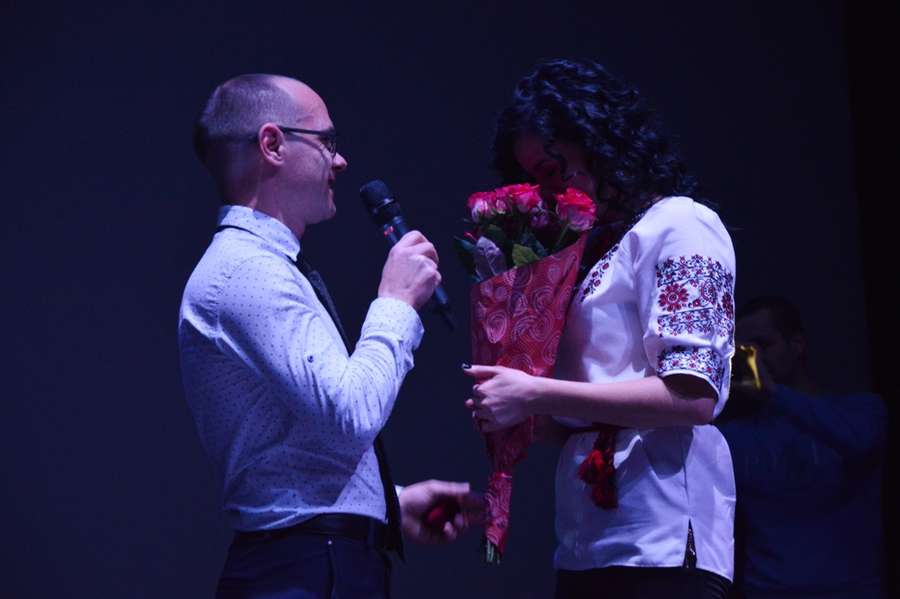 У луцькому «Промені» під час концерту одесит зробив пропозицію коханій (фото)