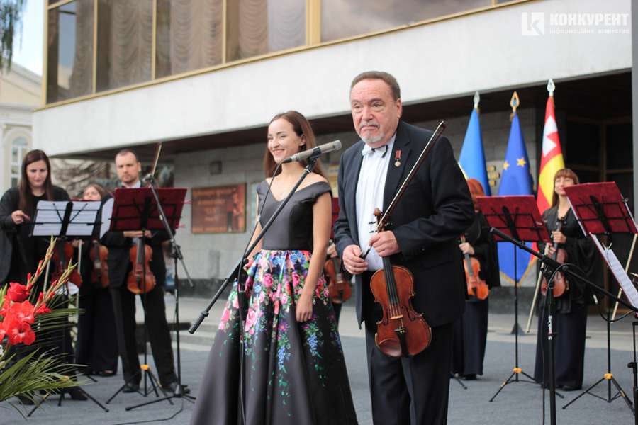 Квіти і класична музика: у центрі Луцька почали святкування Дня міста (фото)