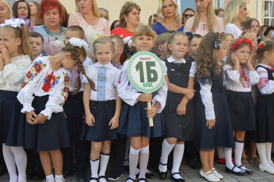 Кульки, танці та перший урок: у Луцьку відкрили школу № 27 (ФОТО)