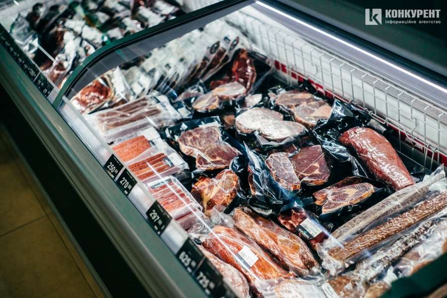 Риба, м’ясо, овочі та дичина: у Луцьку працює найбільший магазин заморожених продуктів (фото)*
