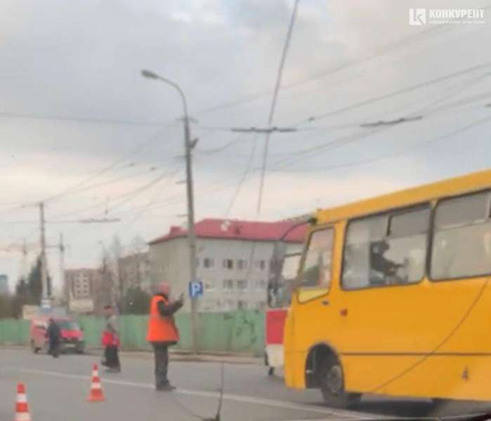 У Луцьку тролейбусна лінія обірвалася на маршрутку з людьми (фото, відео)