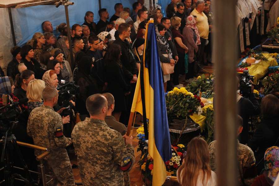 Стільки людей на похоронах давно не було: Луцьк прощався з трьома воїнами (фото, відео)