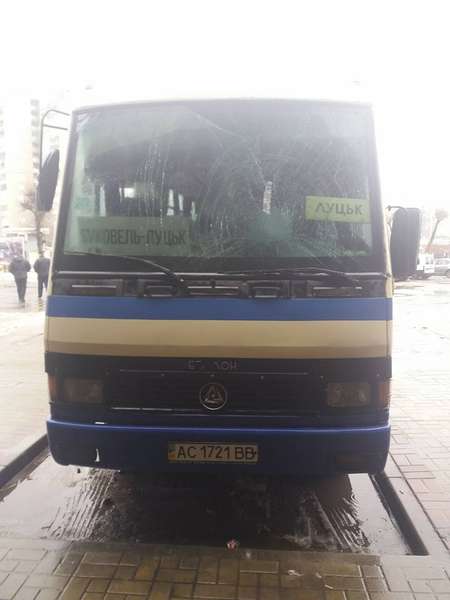 Зі Львова до Луцька пустили автобус із розбитим лобовим склом (фото) 
