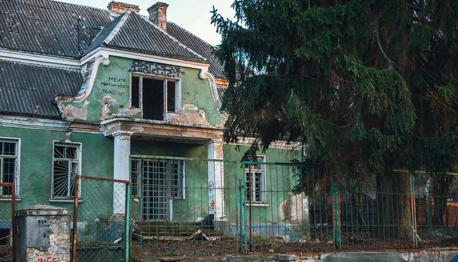 У Луцьку розчистили хащі біля занедбаного будинку на Ярощука (фото)