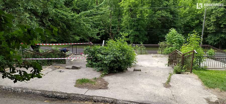Сходи «для приречених на смерть» у Луцьку почали ремонтувати (фото)
