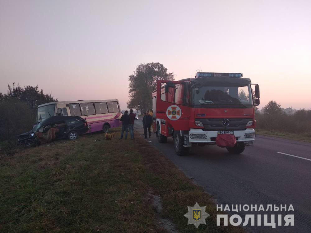 На трасі Львів-Ковель зіткнулися автобус і легковик: є жертви (фото) 