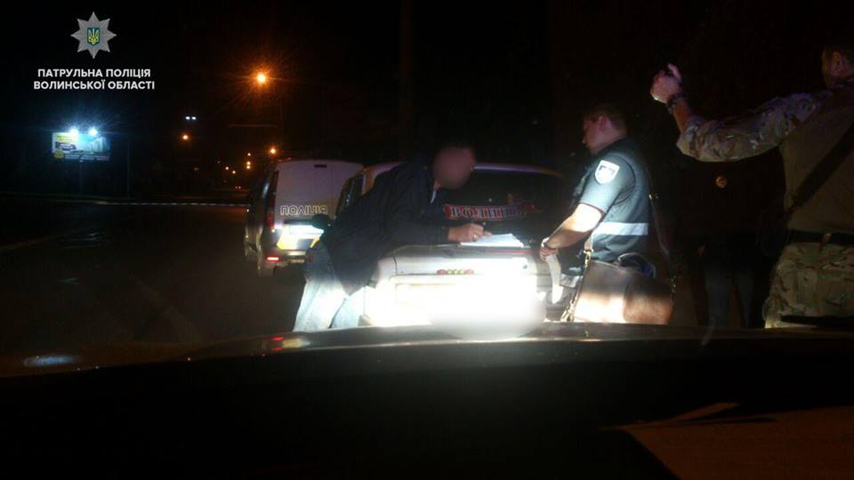 «Поступи по-людськи»: у Луцьку п'яний водій давав патрульному хабар 