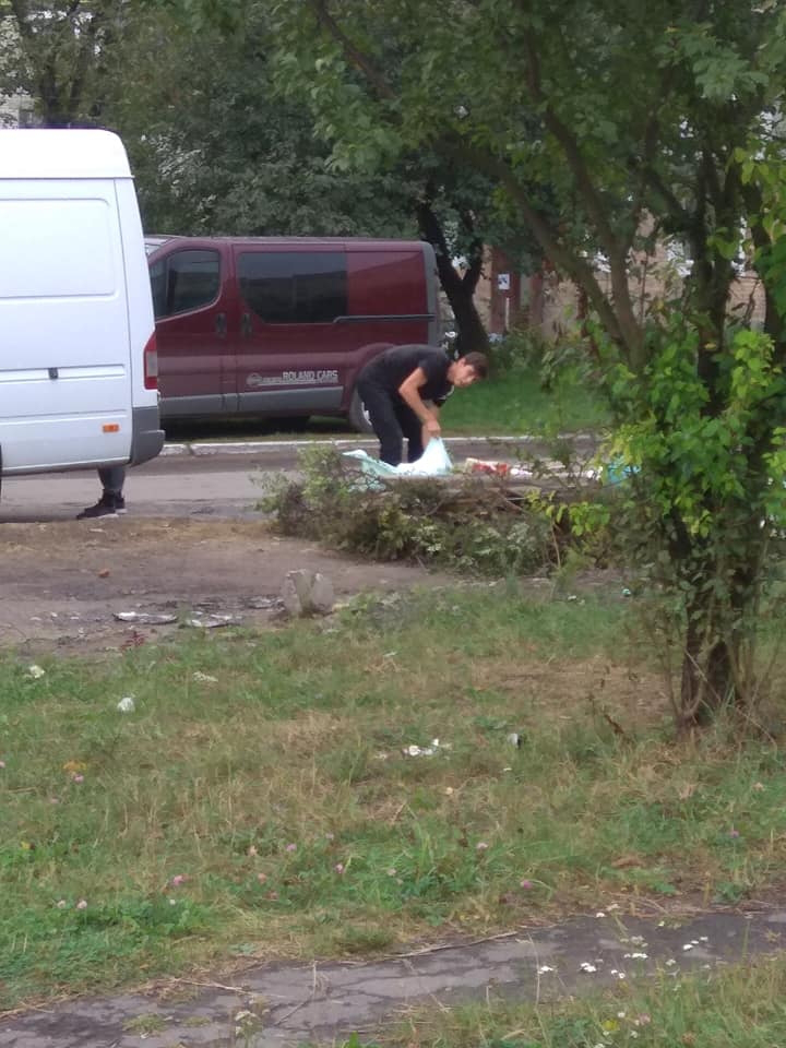 На Волині чоловік викинув пакети зі сміттям посеред вулиці