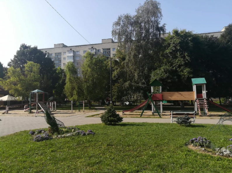 На Молоді та Відродження в Луцьку демонтують дитячі майданчики