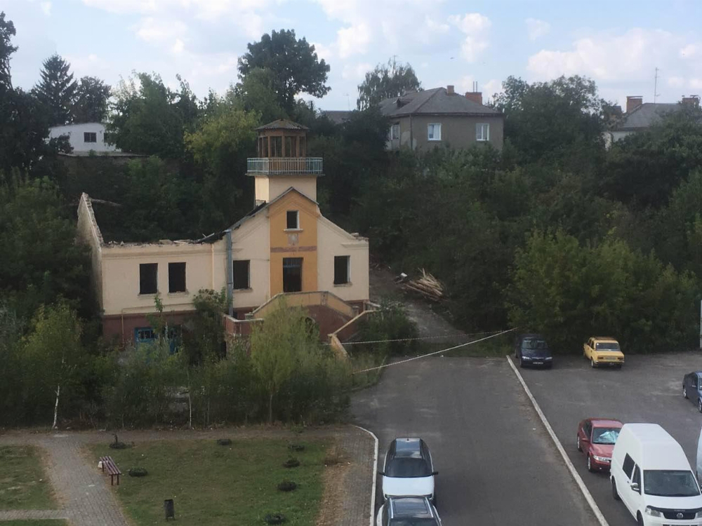 Почали демонтаж старої рятувальної станції Луцька (фото)