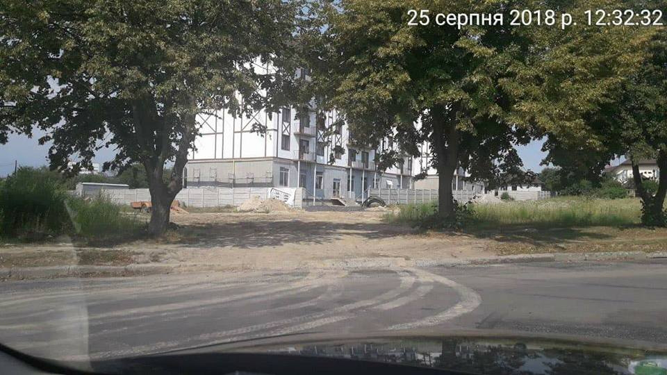 Будівельників змусили прибрати вулицю в Луцьку (фото) 