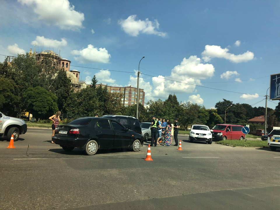 У Луцьку на перехресті вулиць сталася аварія (фото) 
