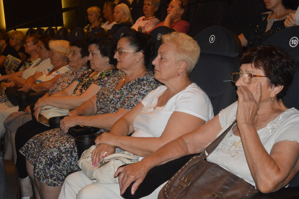 У Луцьку пенсіонерам показали сімейний фільм (фото)