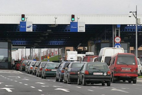На кордоні з Польщею автомобілі застрягли в чергах 