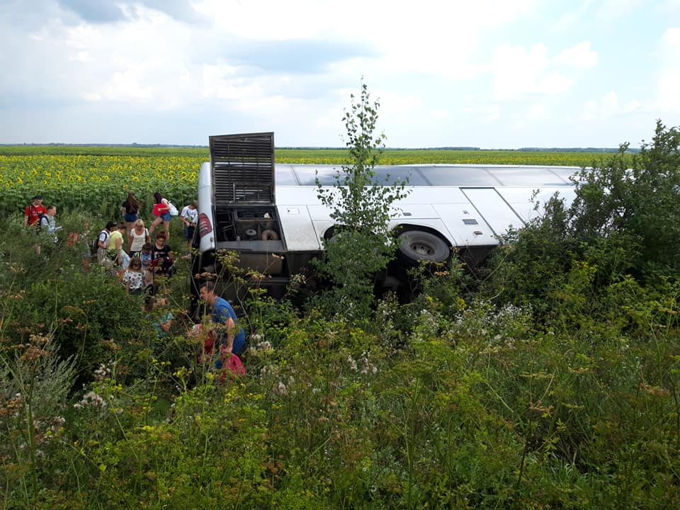 На Волині злетів у кювет автобус із білоруськими туристами (фото)