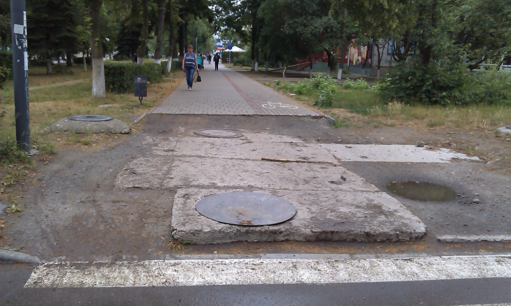 «Недоремонт»: у Луцьку просять доробити тротуари на Соборності
