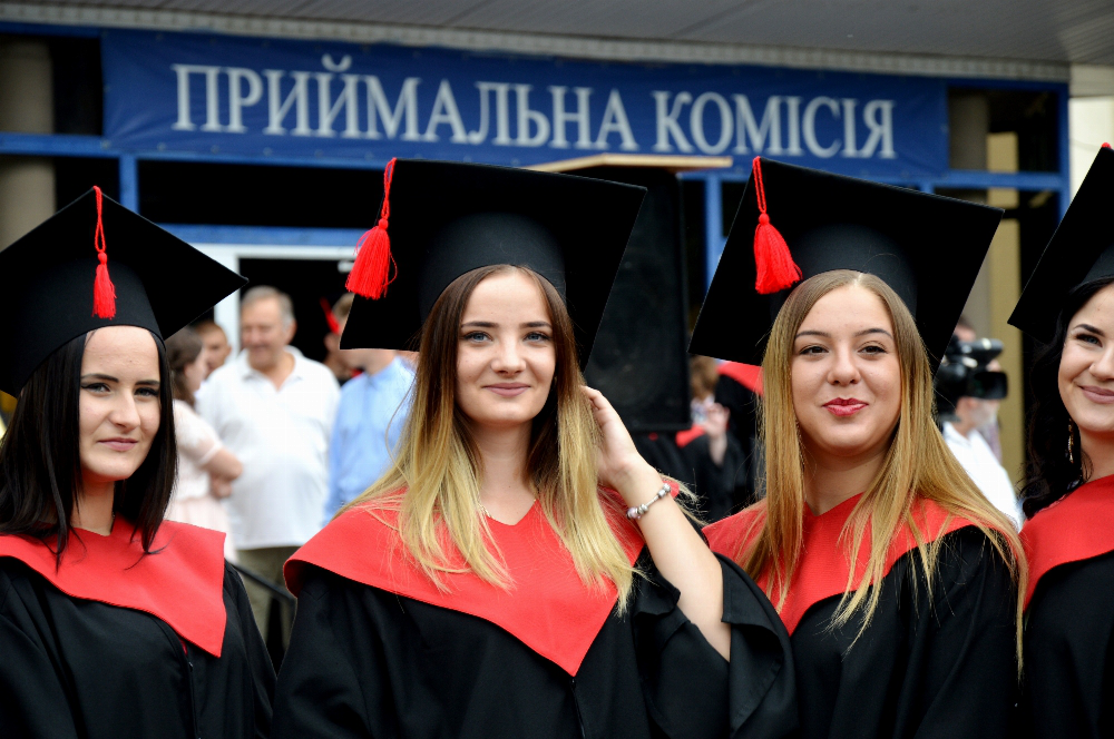 Випускникам-бакалаврам ЛНТУ почесно вручили дипломи (фото)