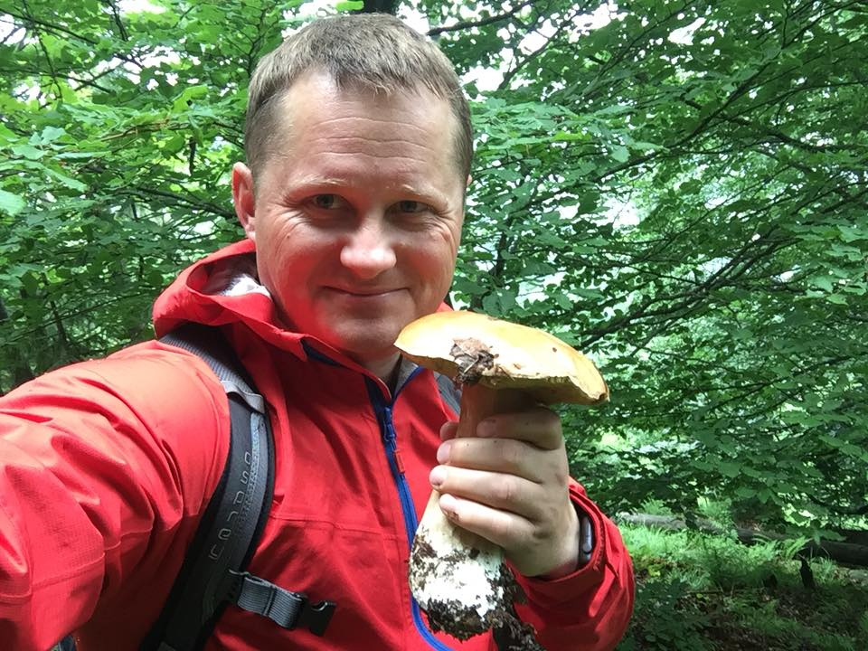 Депутат Луцькради розпочав свій ранок прогулянкою та грибами (фото, відео)