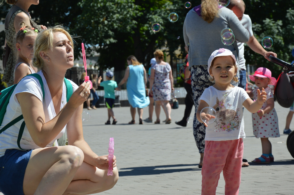 У Луцьку стартував фестиваль бульбашок «Bubble FEST» (фото, оновлено)
