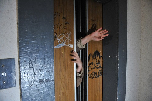 Мешканці будинків самотужки визволяють лучан з ліфтів