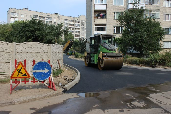 «Хоча б тротуар», – двір на Кравчука в Луцьку роками без ремонту
