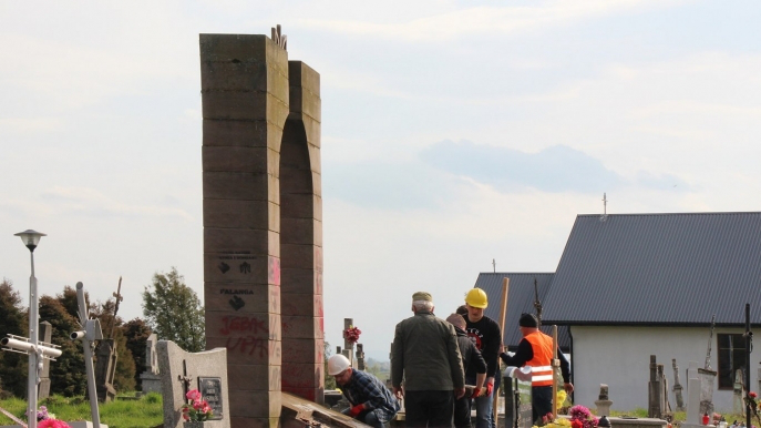 Українців запросили до робіт на місці зруйнованого пам'ятника УПА в Польщі 