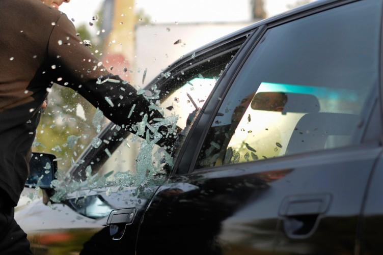 У Луцьку телеведучому розбили вікно автомобіля (фото) 