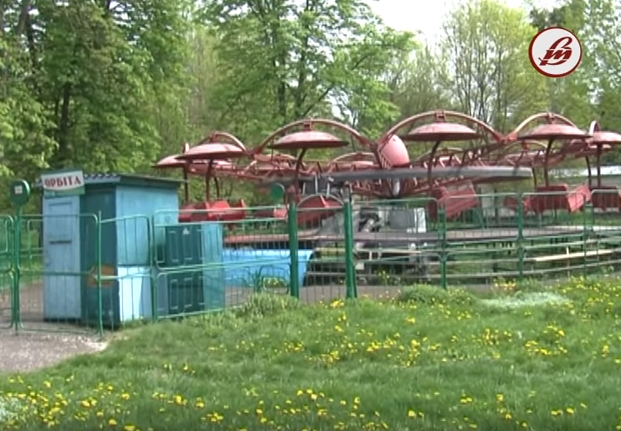 Чи безпечні атракціони у центральному парку Луцька (відео)