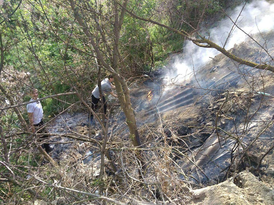 У Луцьку через підпал сміття зайнялися дерева та кущі (фото)