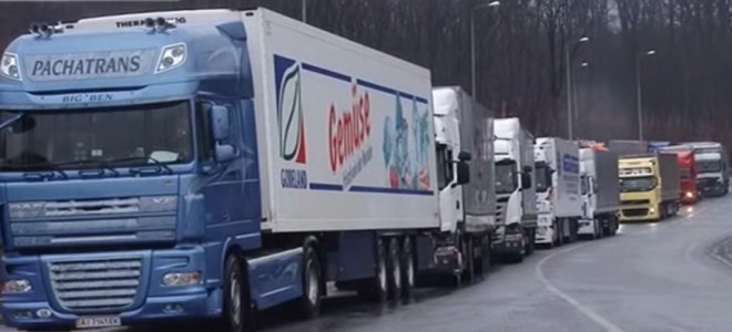 У черзі в «Ягодині» стоять сотні вантажівок